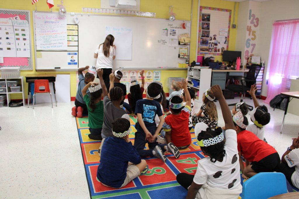 Students in class naming 101 phrases