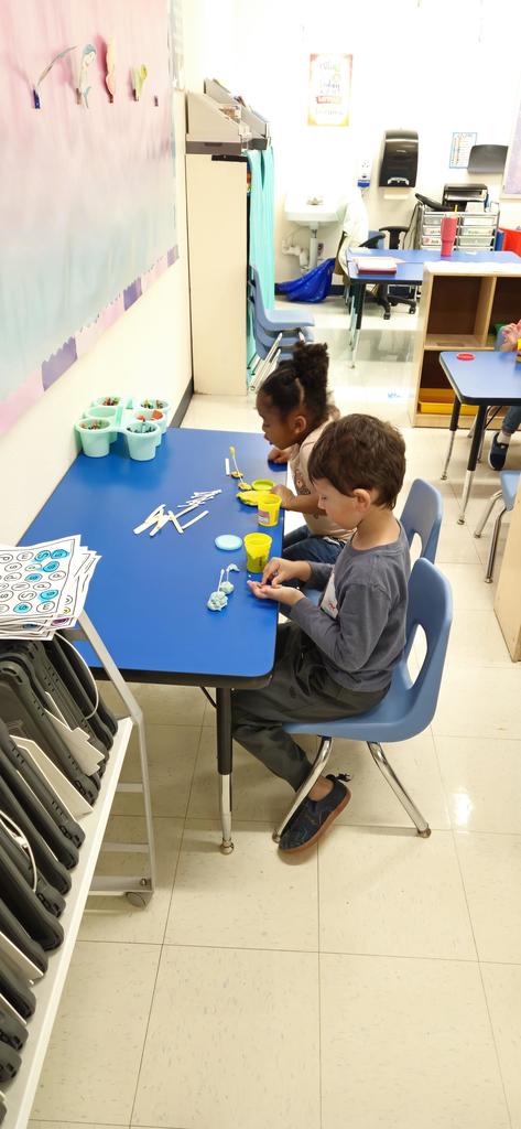 Students buidling a house out of sticks, q-tips and playdoh