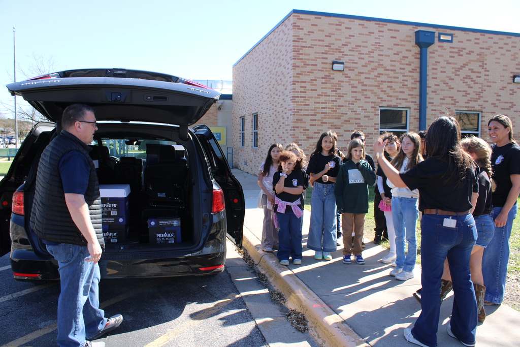 Stuco students load boxes into van
