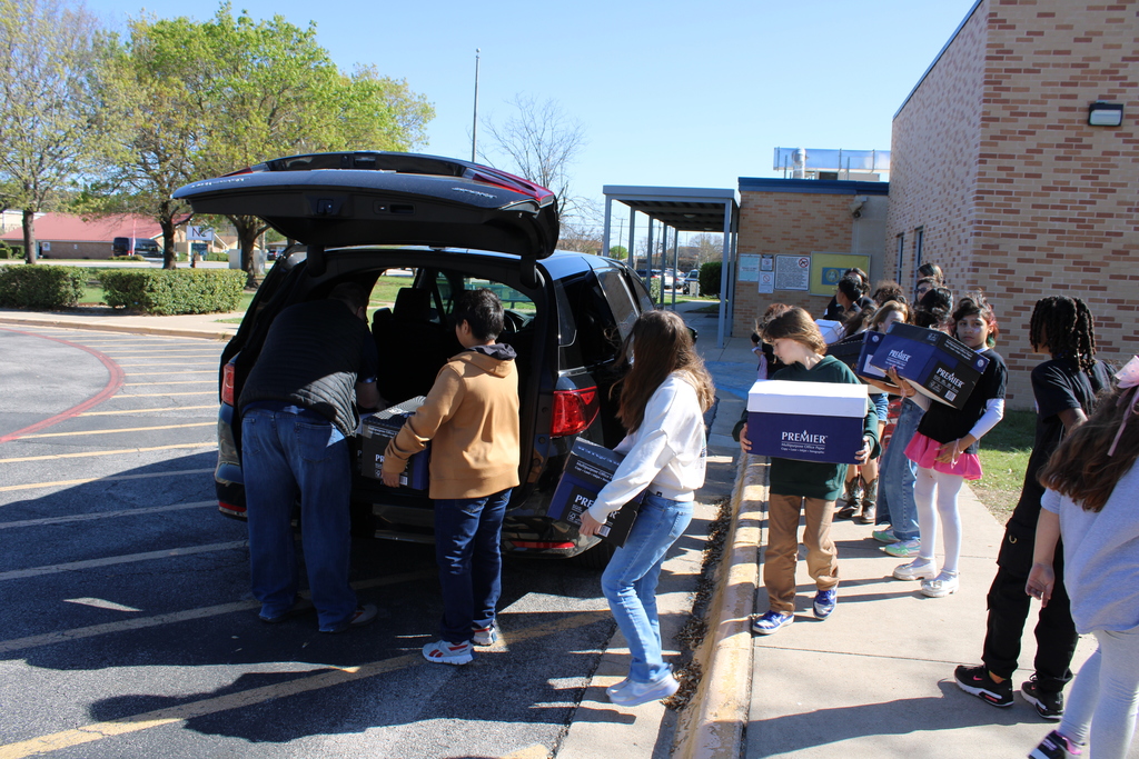 Stuco students load boxes into van