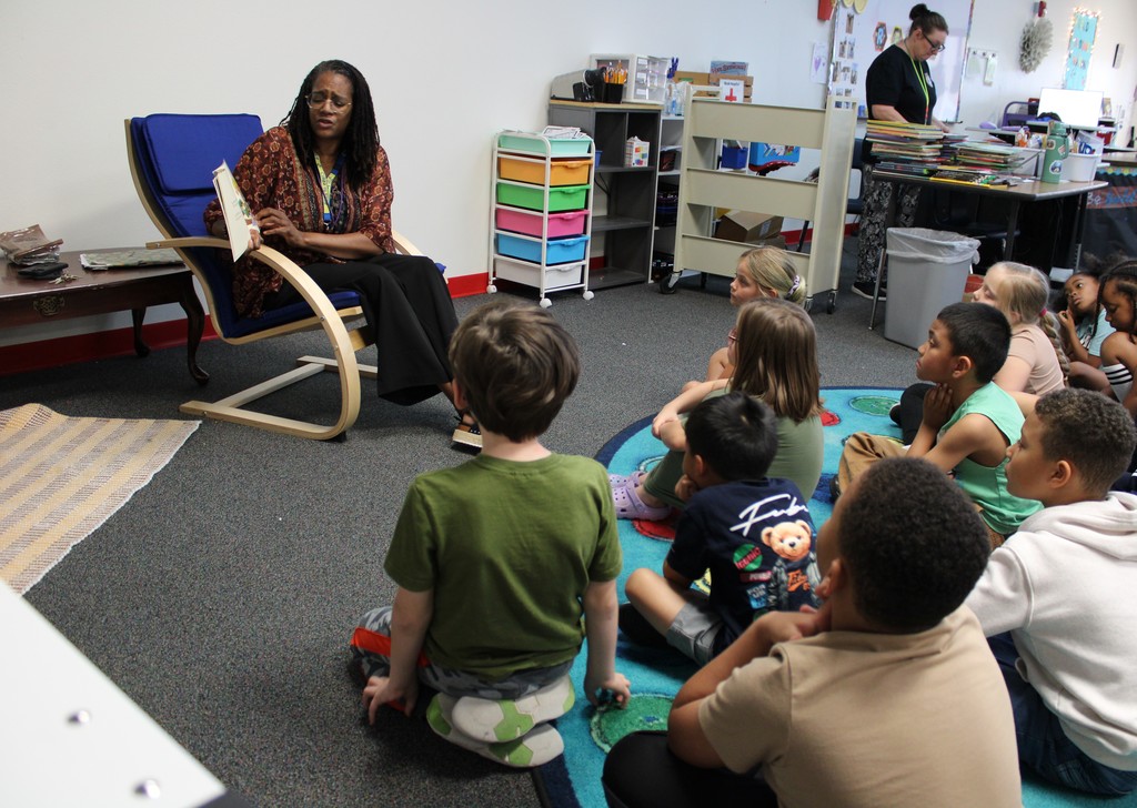 MFLC reads to 2nd grade class