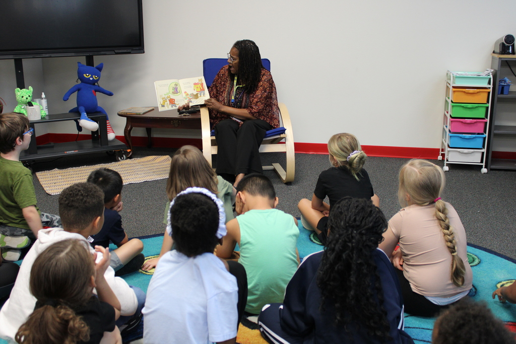 MFLC reads to 2nd grade class