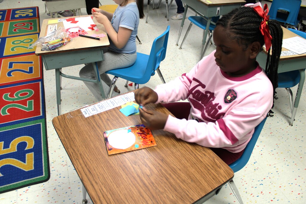 students creating mothers day cards