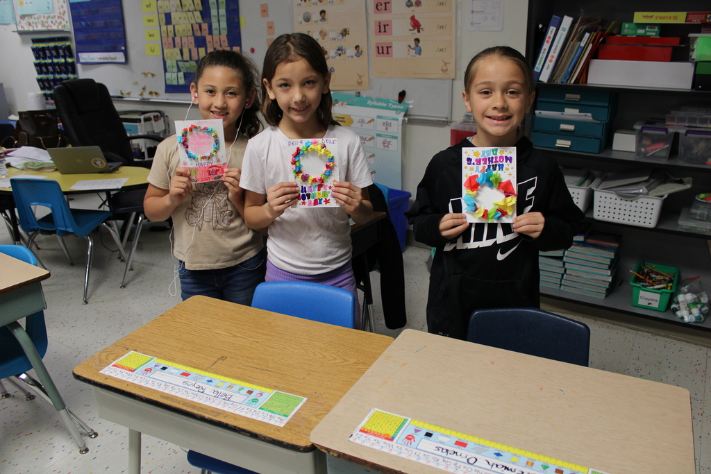 students creating mothers day cards