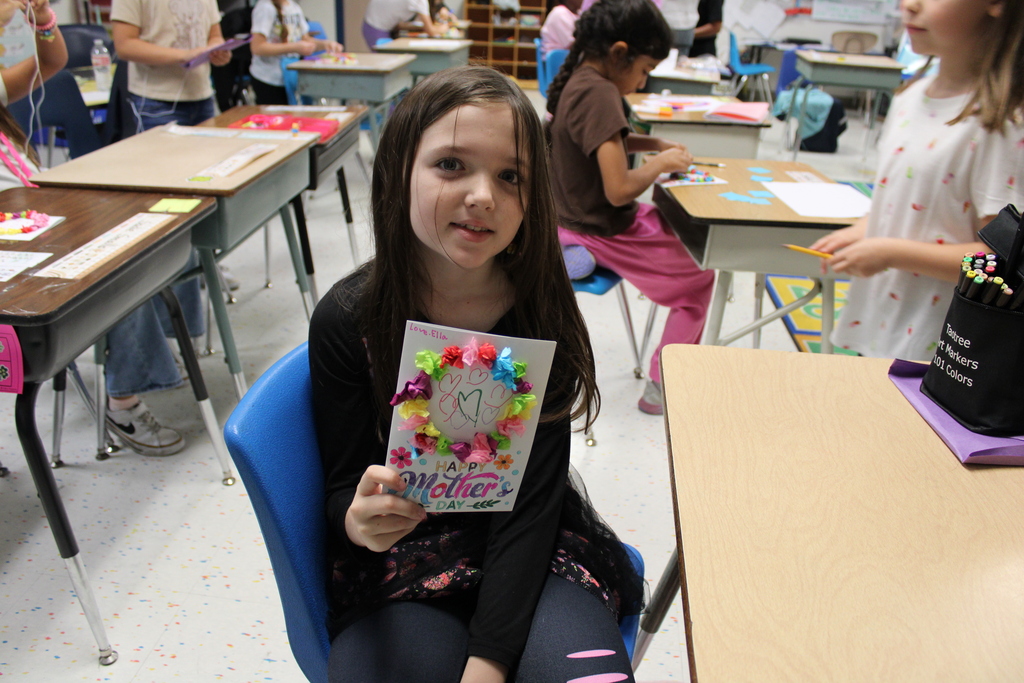 students creating mothers day cards