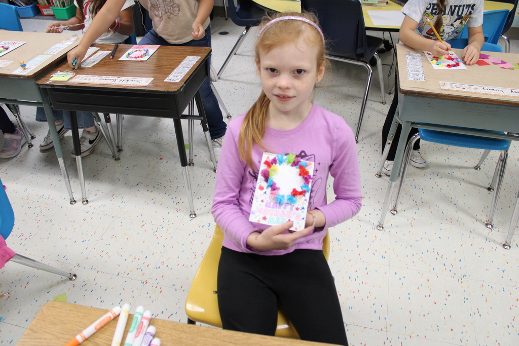 students creating mothers day cards