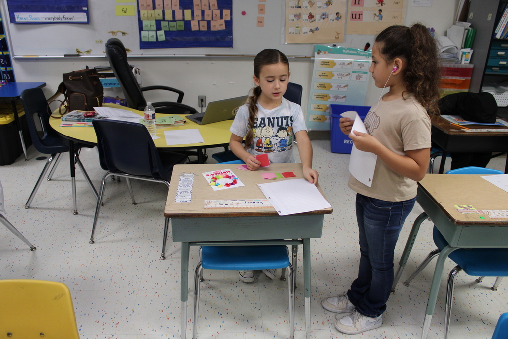 students creating mothers day cards