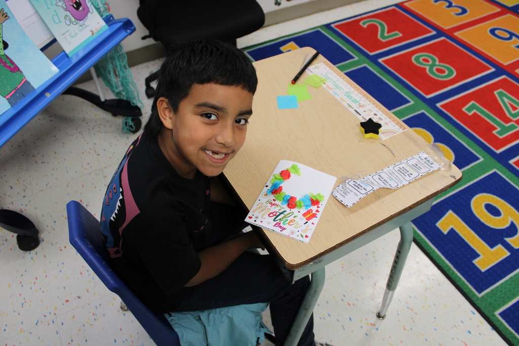 students creating mothers day cards