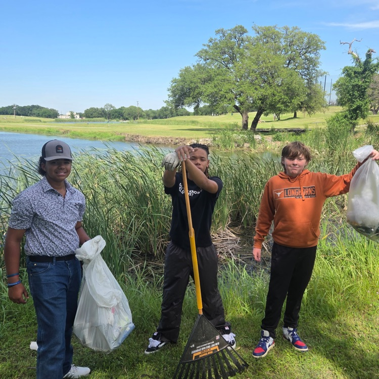 golf team cleaning corse 
