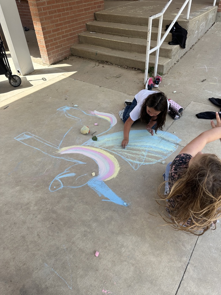 students drawing with sidewalk chalk
