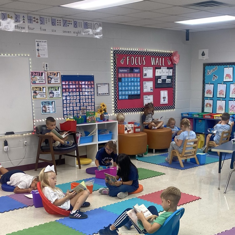 Mrs. Hoeniges's kindergarteners are working hard on building their reading stamina! It's amazing to see their focus and love for books growing each day. 