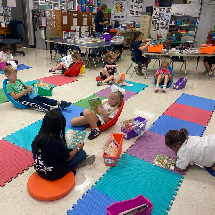 Mrs. Hoeniges's kindergarteners are working hard on building their reading stamina! It's amazing to see their focus and love for books growing each day. 