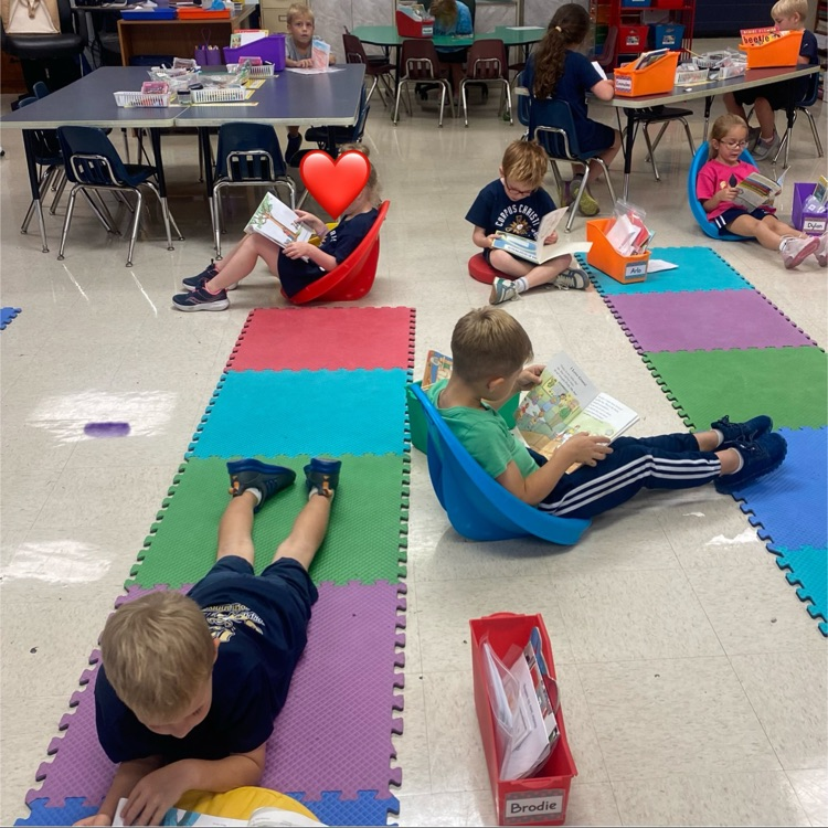 Mrs. Hoeniges's kindergarteners are working hard on building their reading stamina! It's amazing to see their focus and love for books growing each day. 