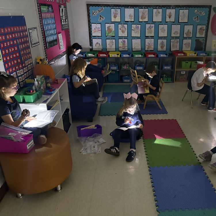 Gloomy day + flashlights = happy readers in Mrs. Hoeniges’ Kindergarten! 🔦📖💛