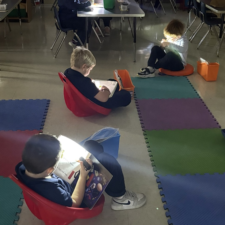 Gloomy day + flashlights = happy readers in Mrs. Hoeniges’ Kindergarten! 🔦📖💛