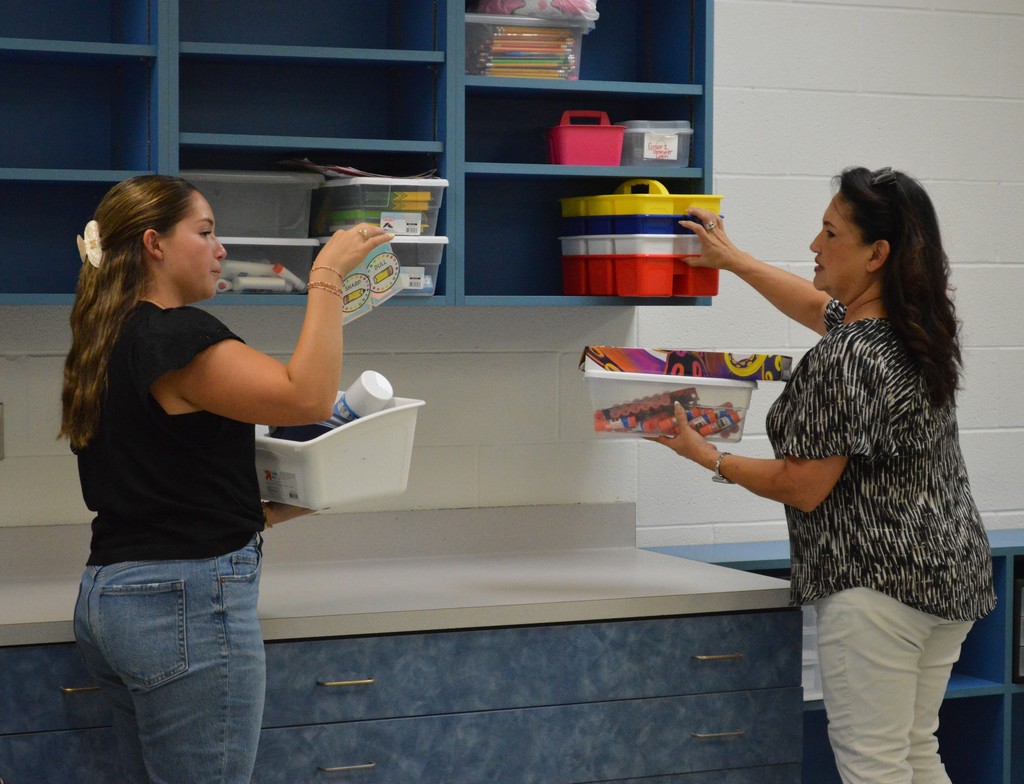  Valerie Moeller and her daughter, Megan Moeller, decorate Megan’s classroom ahead of the 25-26 school year. 