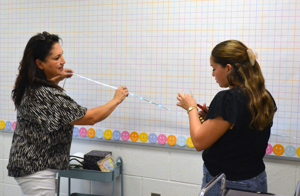  Valerie Moeller and her daughter, Megan Moeller, decorate Megan’s classroom ahead of the 25-26 school year. 
