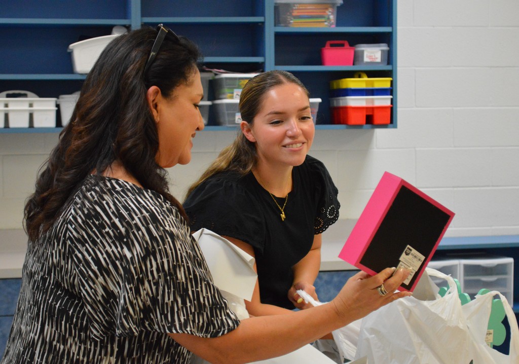  Valerie Moeller and her daughter, Megan Moeller, decorate Megan’s classroom ahead of the 25-26 school year. 