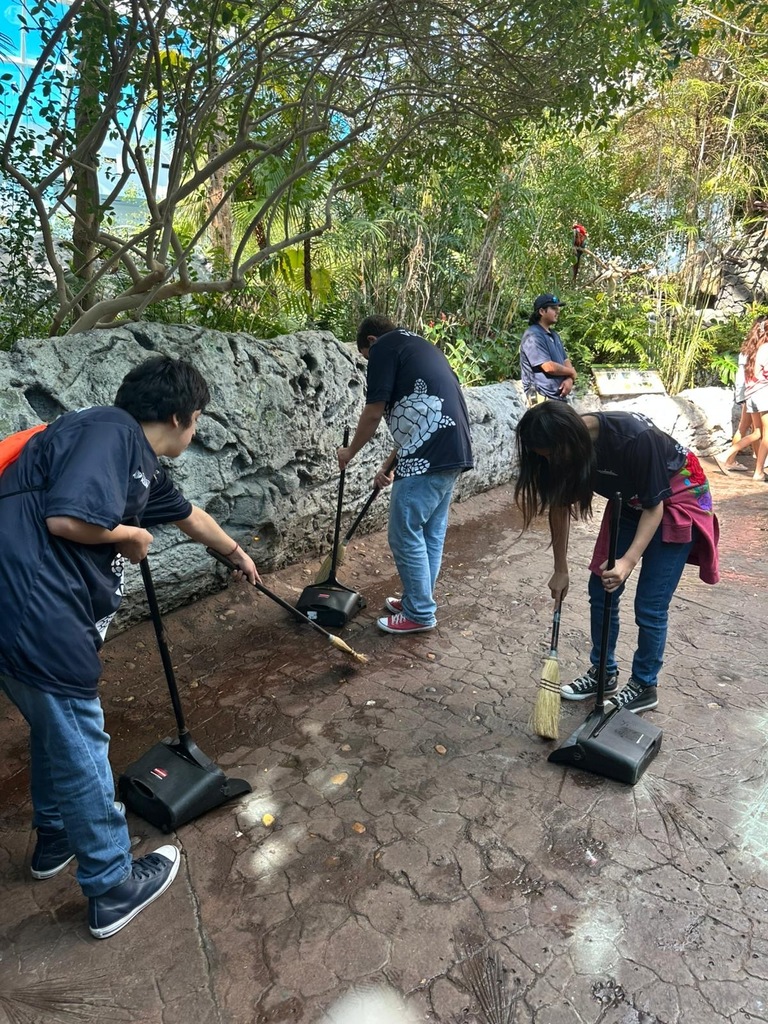 aquarium volunteers