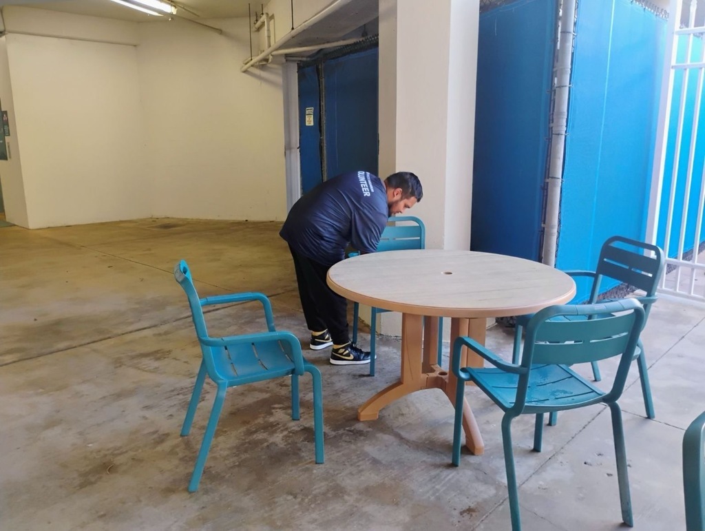 aquarium volunteers