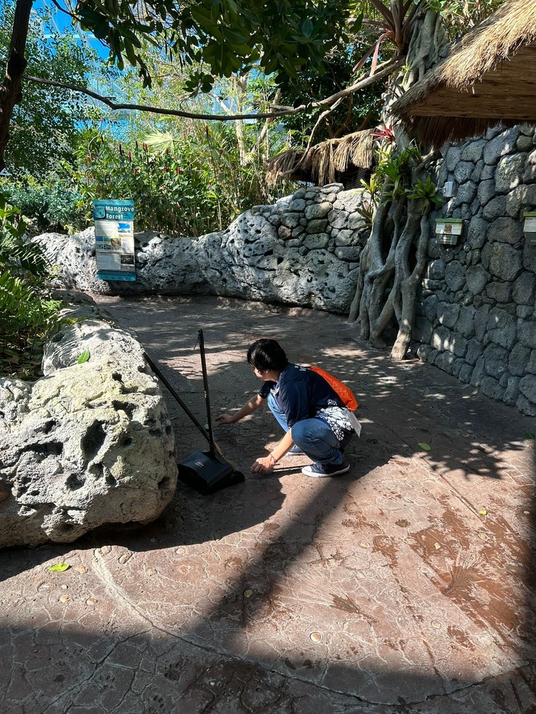 aquarium volunteers