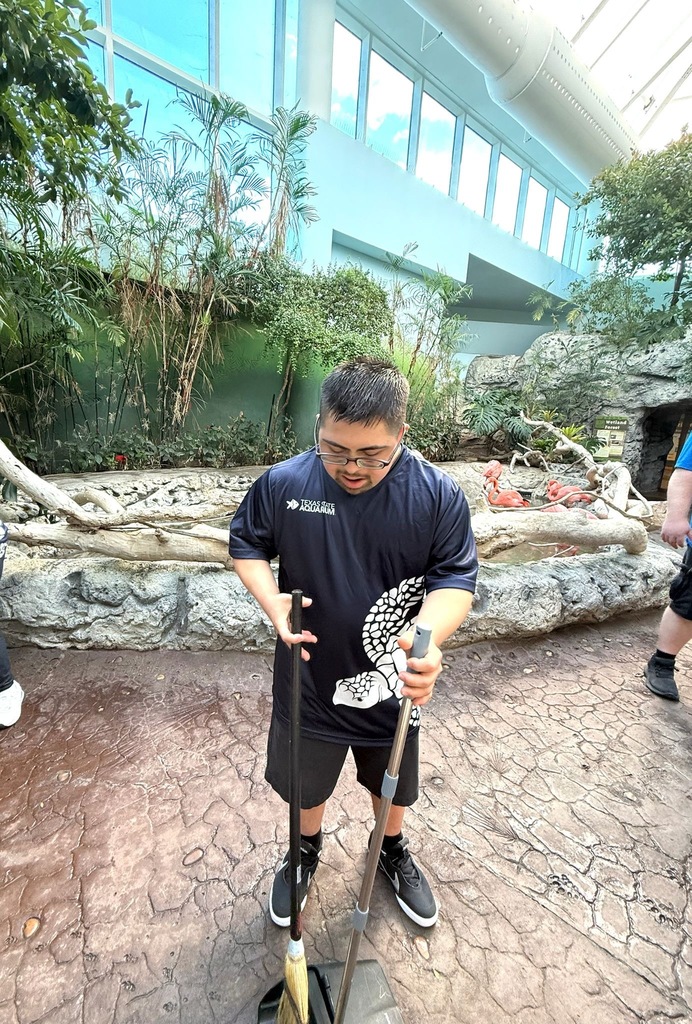 aquarium volunteers