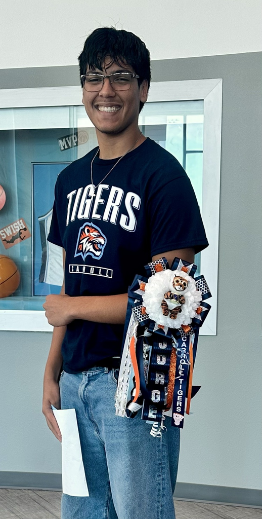 picture of student wearing a garter on arm