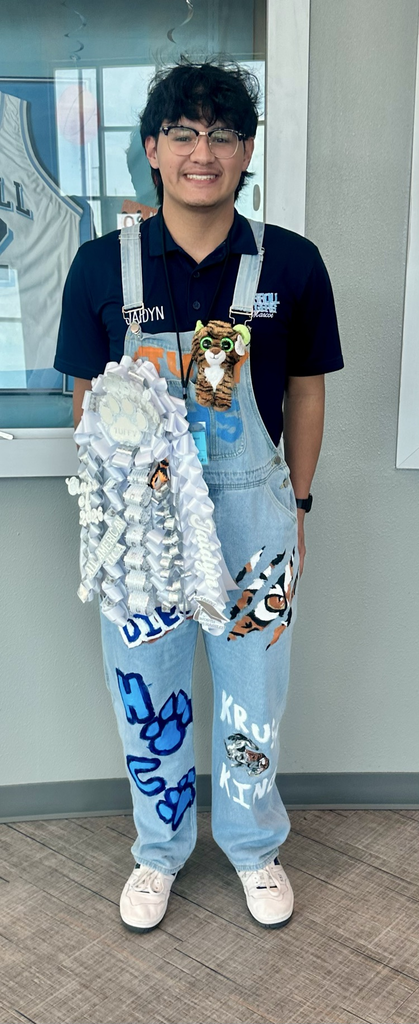 picture of student wearing a garter on arm
