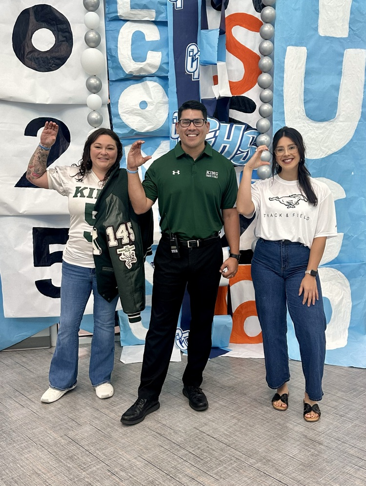 picture of faculty in dress up days
