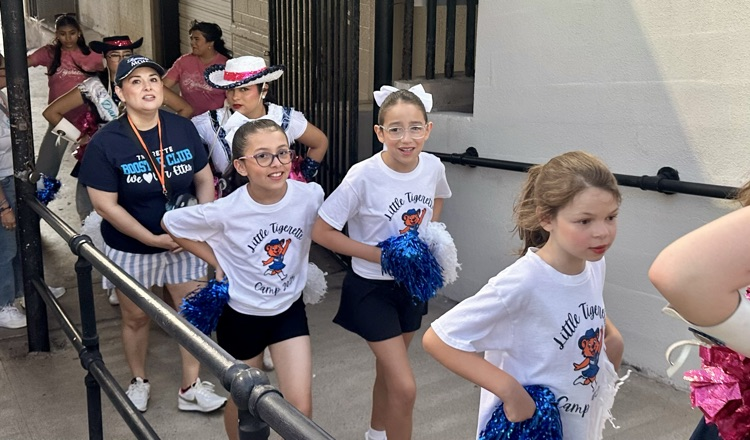 image of small cheerleaders