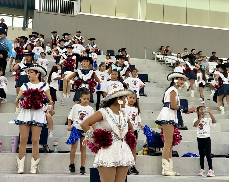 image of little cheerleaders