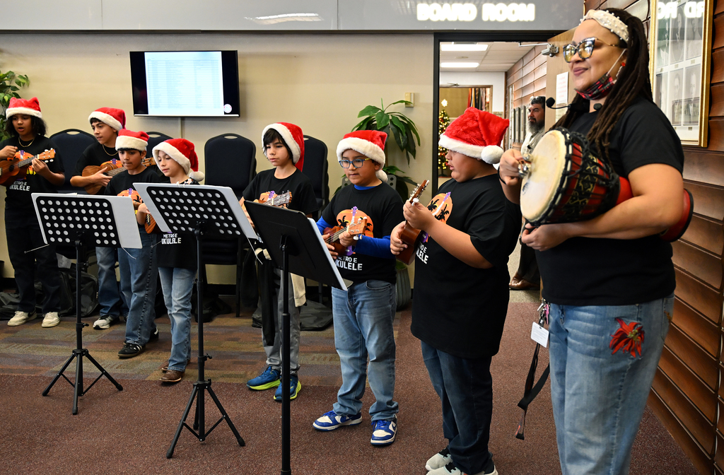 Metro Elementary School Choir and Ukulele Ensemble (20)