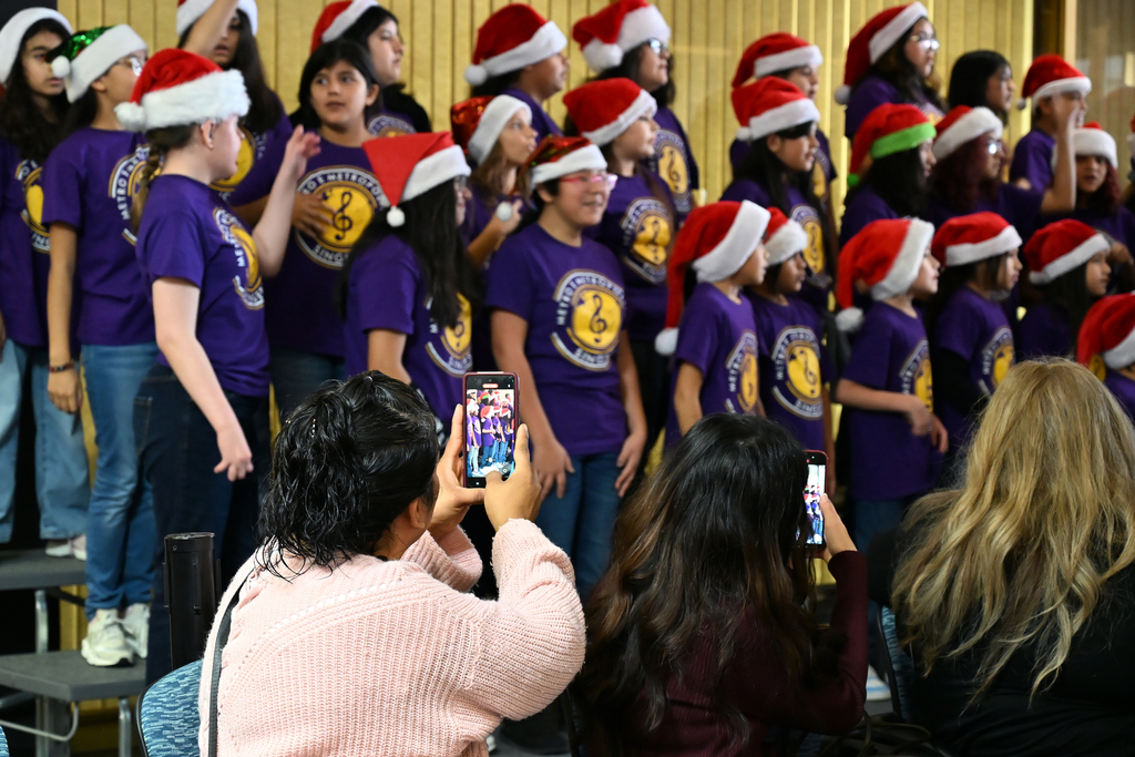 Metro Elementary School Choir and Ukulele Ensemble (9)