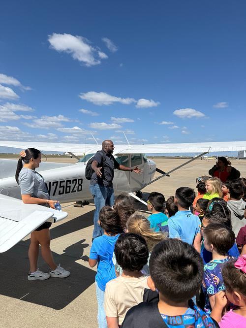 Flight crew talk educate Mariners about flight procedures