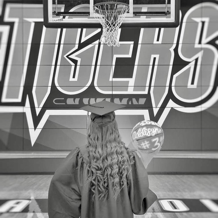 🎓 Senior Sunday 🎓 Only 6 Sundays left… blink and it’s graduation 👀🔥 Class of 2026, let’s go 💪🐅