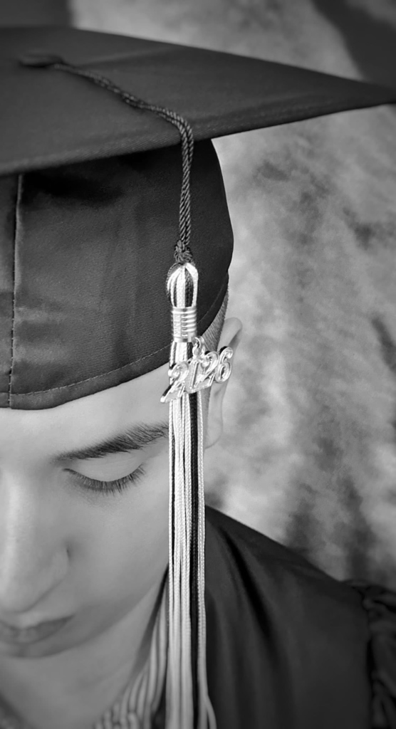 🖤🎓 SENIOR SUNDAY 🎓🖤 5 Sundays left… don’t blink.  It goes by faster than you think. 🐅✨ #SeniorSunday #ClassOf2026 #CarrollPride #TPND