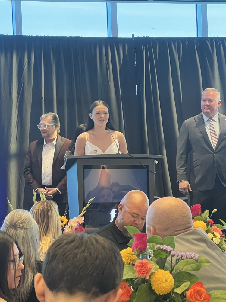 Big congratulations to our Carroll Tigers recognized tonight at the 2026 Flint Hills Discovery Scholarship Banquet! 💙🧡🎓