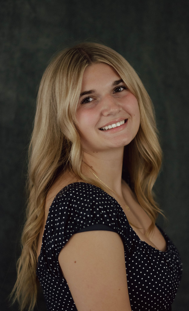 Senior Pictures Due