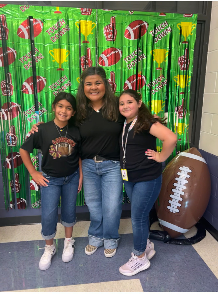 Homecoming Week Dress Up 2025 Day 3 -Twin Day