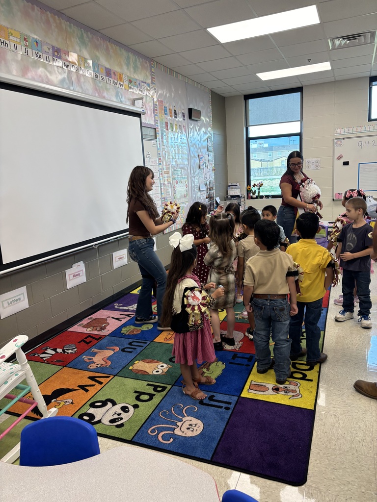 Mrs. Thomas’s Floral Design class visited our RBE Kindergarteners today