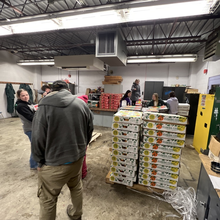 students unloading ffa citrus 