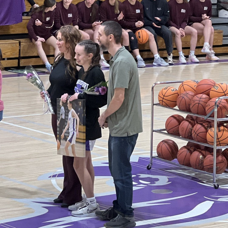 a senior girl and her family