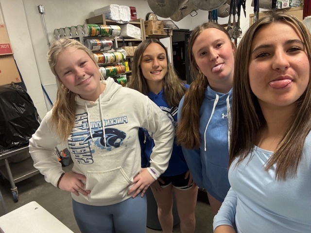 Lily, Kynlee, Analiese, and Paityn helping with the ice cream.