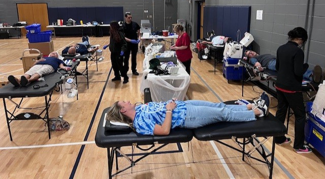 4th grade team at SFE donating blood