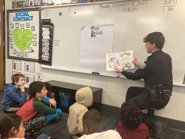 police officer reading to kids