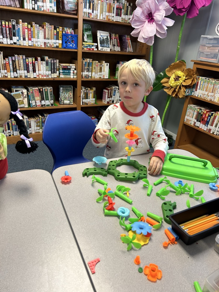 kindergarteners in library