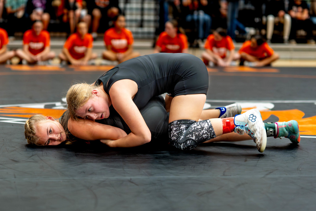 2 female wrestlers