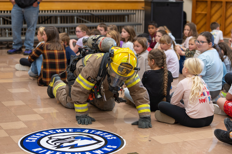 fight fighter crawling around students