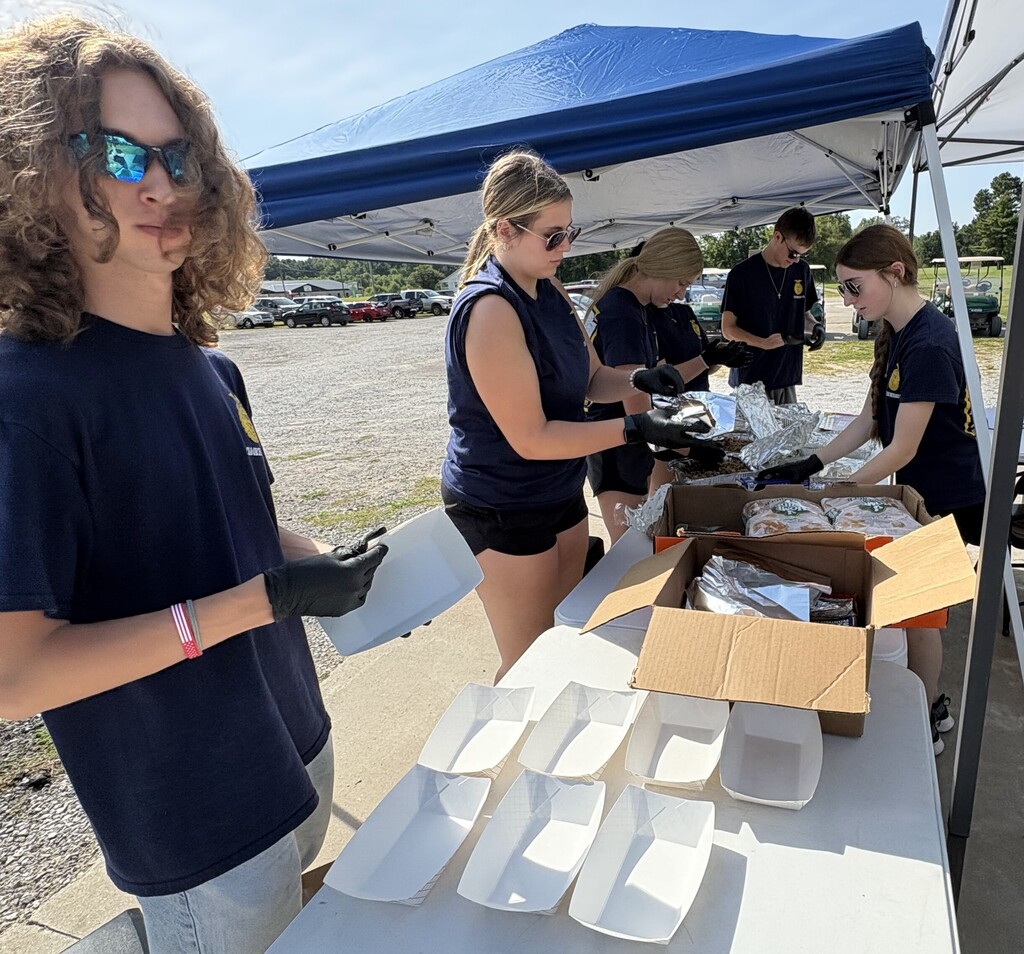 FFA members serving hot dogs