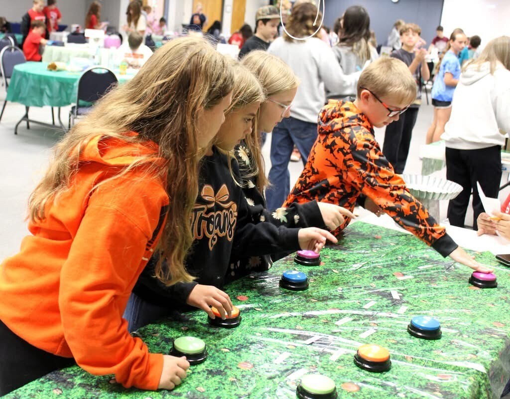 5th grade students pressing buttons